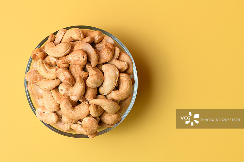 玻璃碗中腰果平铺图片素材