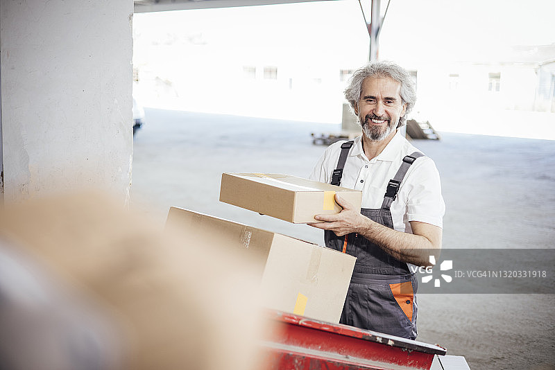 正在搬运货物的仓库工人肖像图片素材
