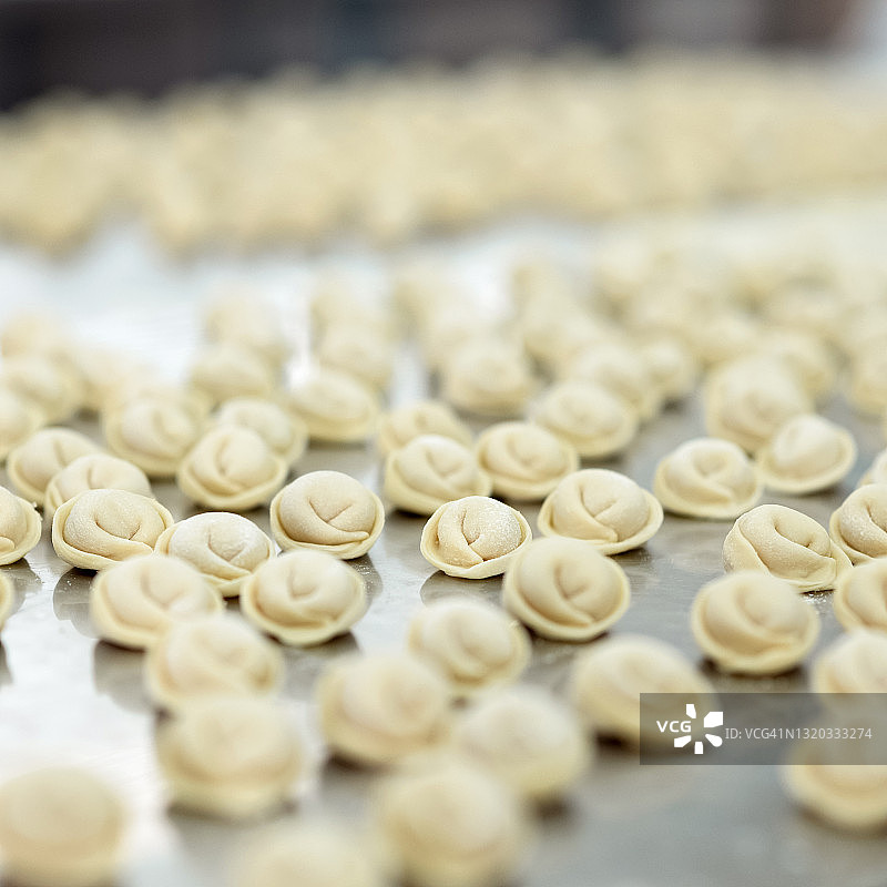 未煮的生面团食品，馄饨或饺子图片素材