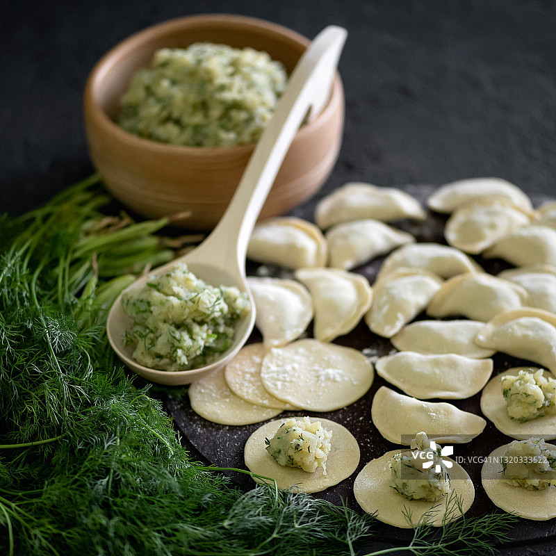 土豆和莳萝饺子：可食用或冷冻产品，厨房烹饪过程图片素材