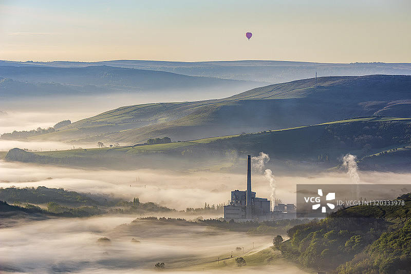英国德比郡峰区日出时的热气球图片素材