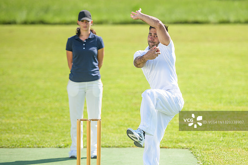 在球场上投球的男性保龄球手图片素材