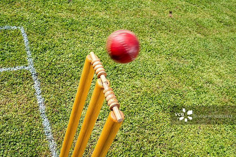 板球未击中球门柱图片素材
