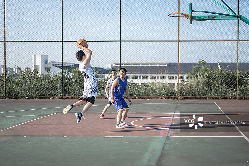 打篮球的青少年图片素材