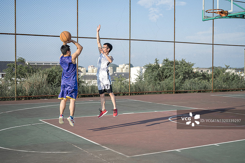 打篮球的青少年图片素材