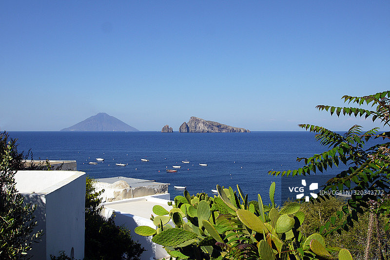 从帕纳雷阿岛望向斯特龙博利岛全景图片素材