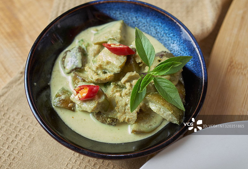 碗中盛装的绿咖喱图片素材