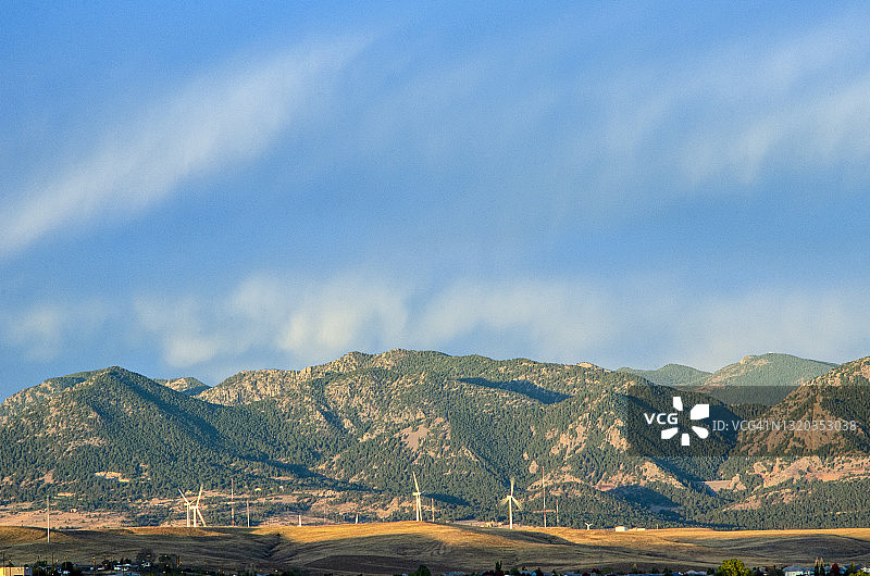 科罗拉多州布鲁姆菲尔德和熨斗山脉全景图片素材
