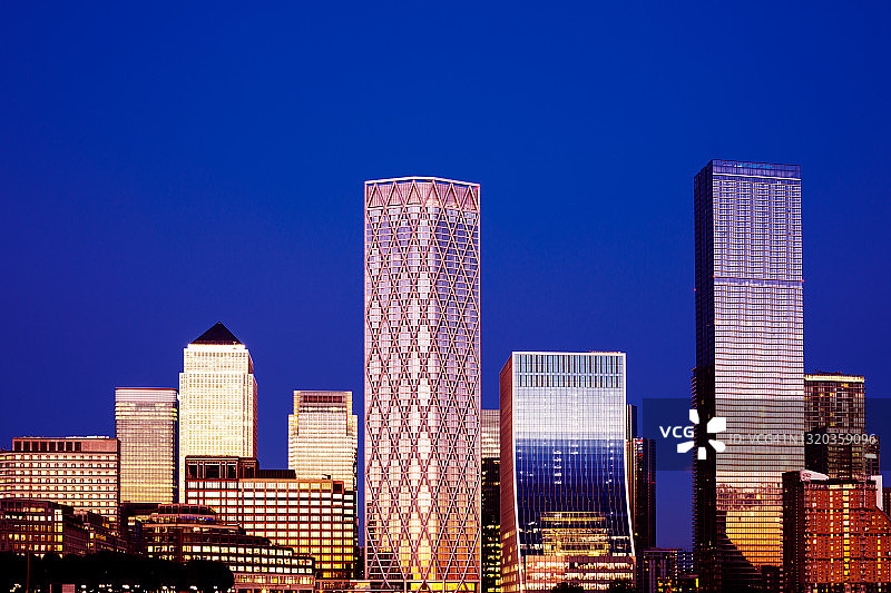 伦敦金丝雀码头黄昏天际线图片素材