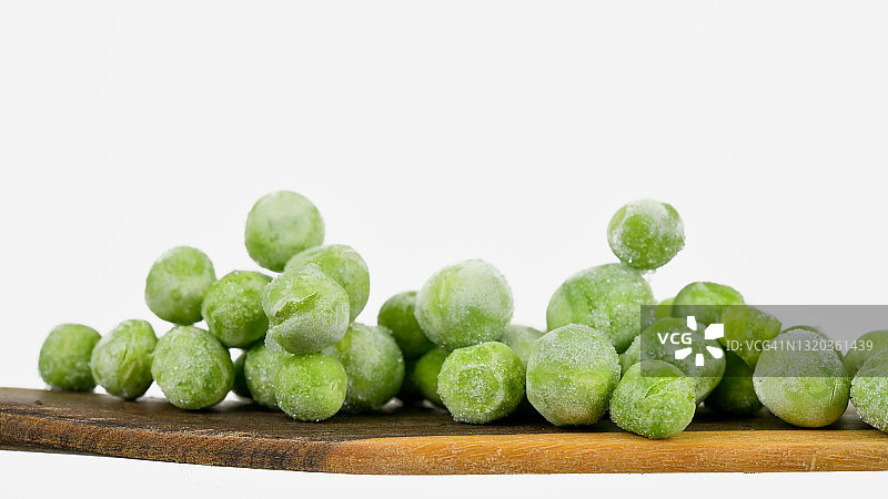 白色背景下的冷冻青豌豆图片素材