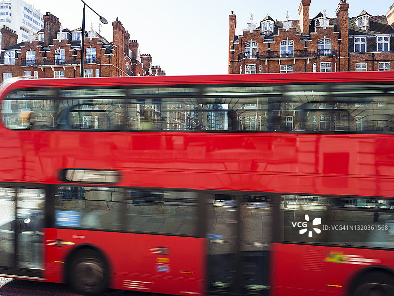 住宅楼前的红色巴士抽象图图片素材