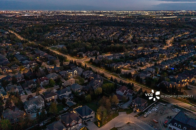 卢瑟福路和伊斯灵顿大街的鸟瞰图，位于Woodbridge的独立复式住宅在沃恩，安大略省，加拿大图片素材