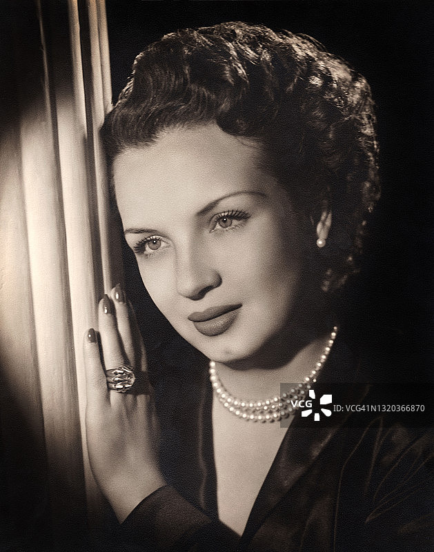 40年代的沉思年轻女子人像图片素材