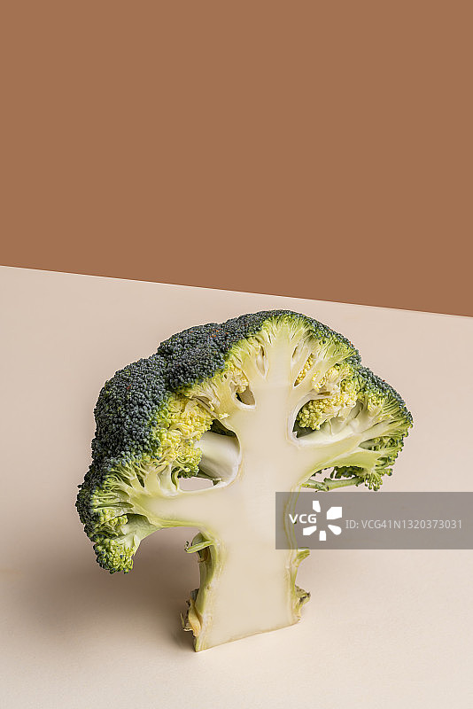 粉彩背景下的西兰花切片特写图片素材