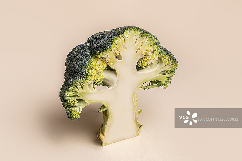 粉彩背景下的西兰花切片特写图片素材