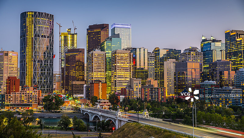 加拿大卡尔加里黄昏时分的天际线图片素材