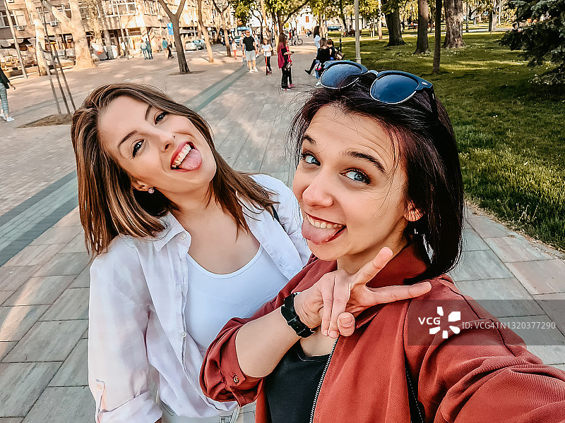 微笑的滑稽女人们一起自拍图片素材
