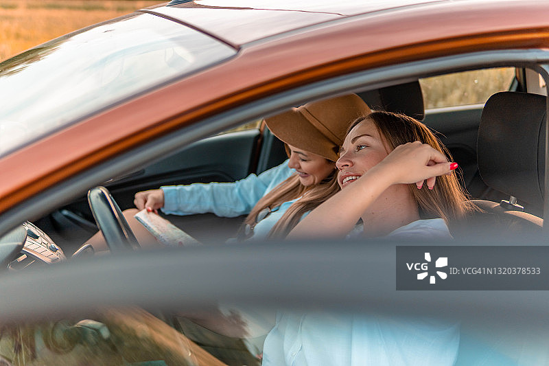 年轻女孩在车里放松图片素材