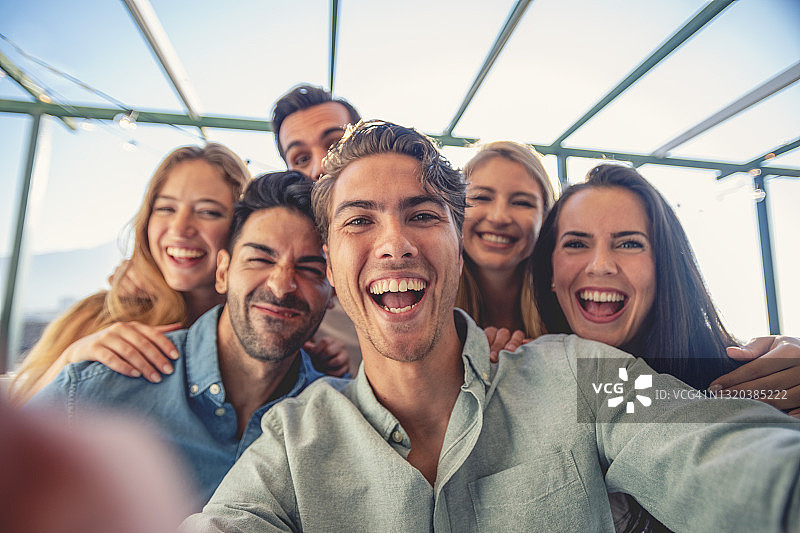 一群朋友自拍，欢笑并做鬼脸图片素材