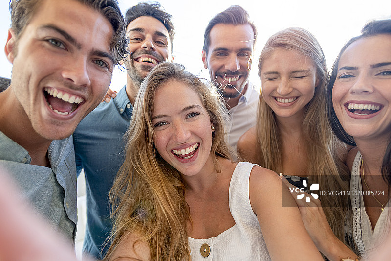 一群朋友自拍，欢笑并做鬼脸图片素材