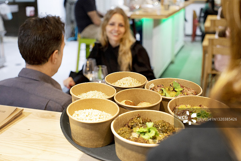 女服务员用环保包装送餐图片素材