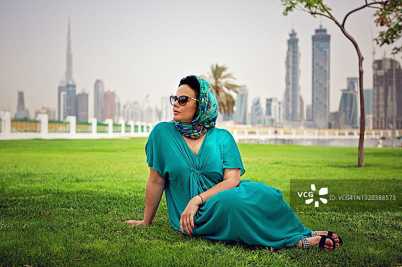 在阿联酋公园里的女人肖像图片素材