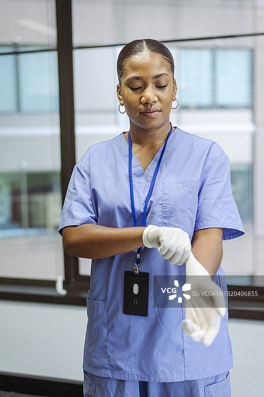 女护士穿戴个人防护装备图片素材