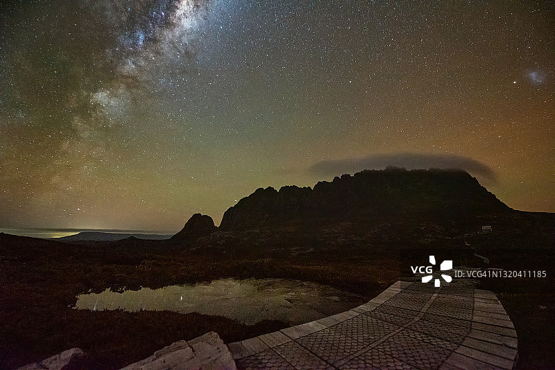 摇篮山顶峰之上的银河图片素材