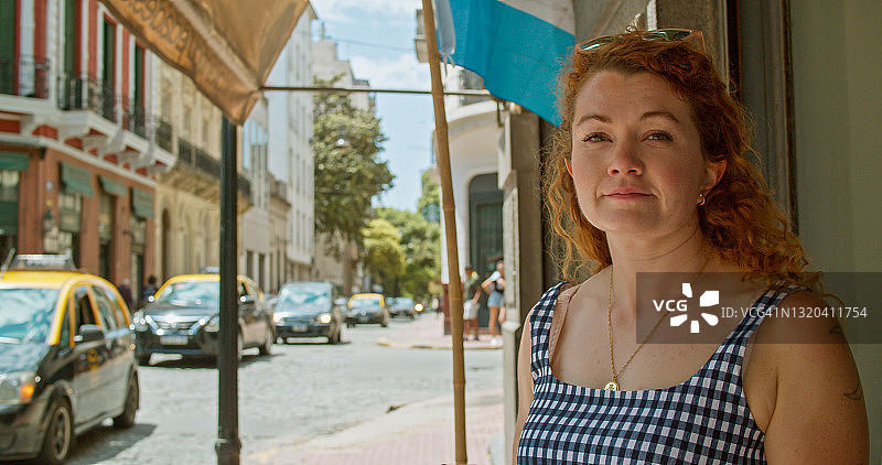 站在布宜诺斯艾利斯街头的妇女肖像图片素材