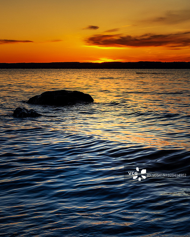 湖面上的冬季日落图片素材