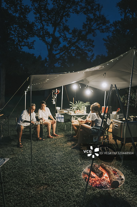 中国家庭在篝火上用大锅煮饭图片素材