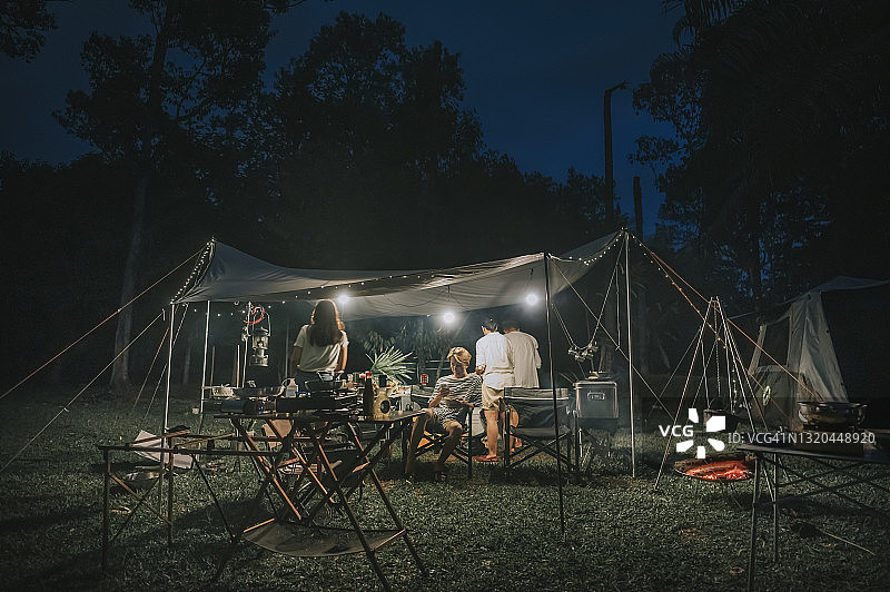 中国家庭在篝火上用大锅煮饭图片素材