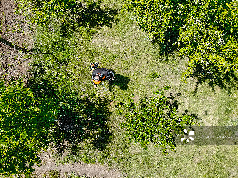 年长的男人在割草图片素材