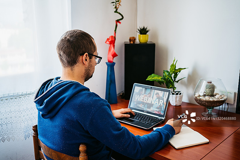 男人在线参加网络研讨会图片素材