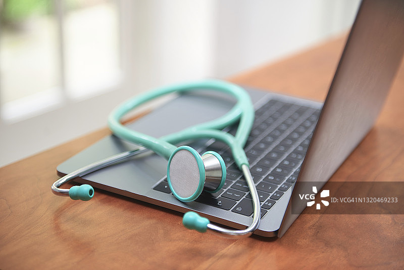 医生的办公桌、听诊器和笔记本电脑图片素材