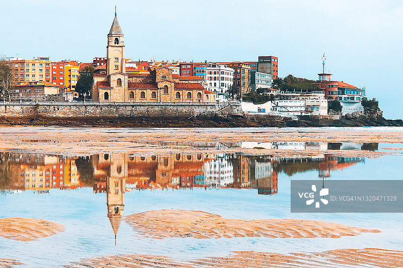 希洪老镇在海滩上的倒影图片素材