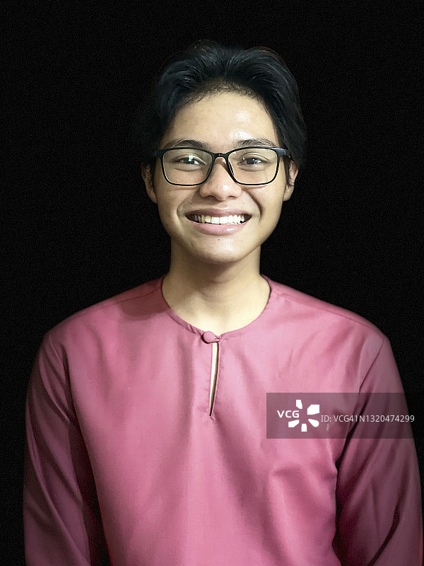 黑色背景下的年轻男子肖像图片素材