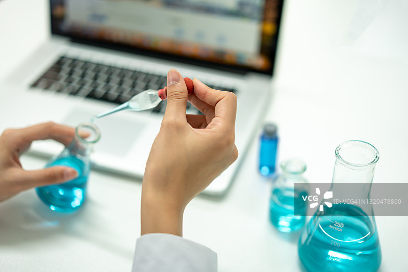 女性双手正在进行实验图片素材