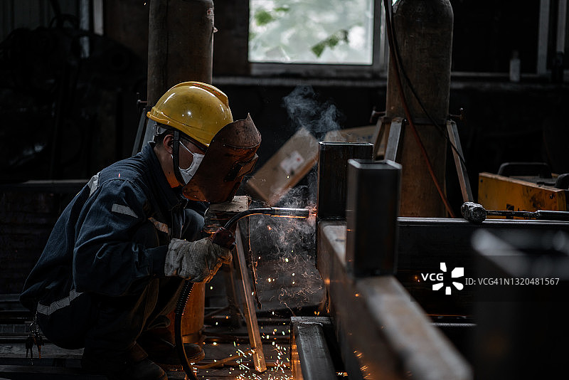在工厂工作的中年男技术员图片素材
