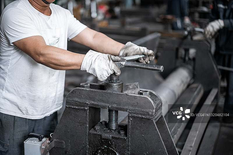 操作机器的男性蓝领工人图片素材