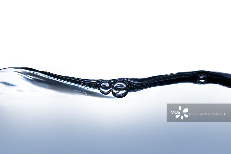 彩色玻璃杯中的纯净水流图片素材