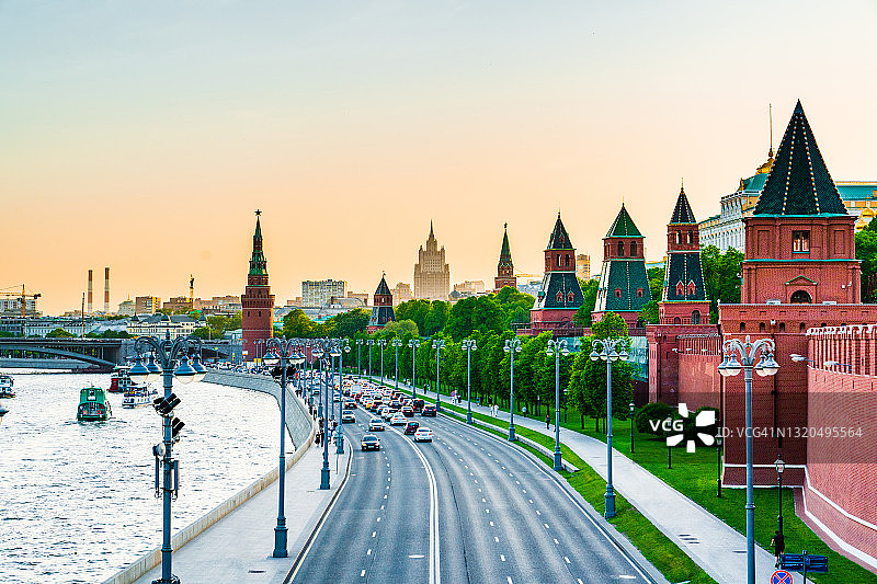 日落时分的莫斯科克里姆林宫全景图片素材