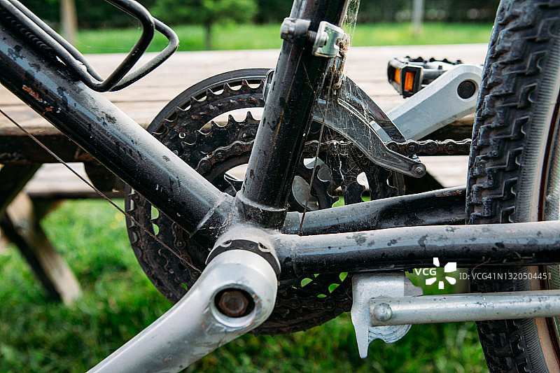 旧自行车的曲柄组图片素材