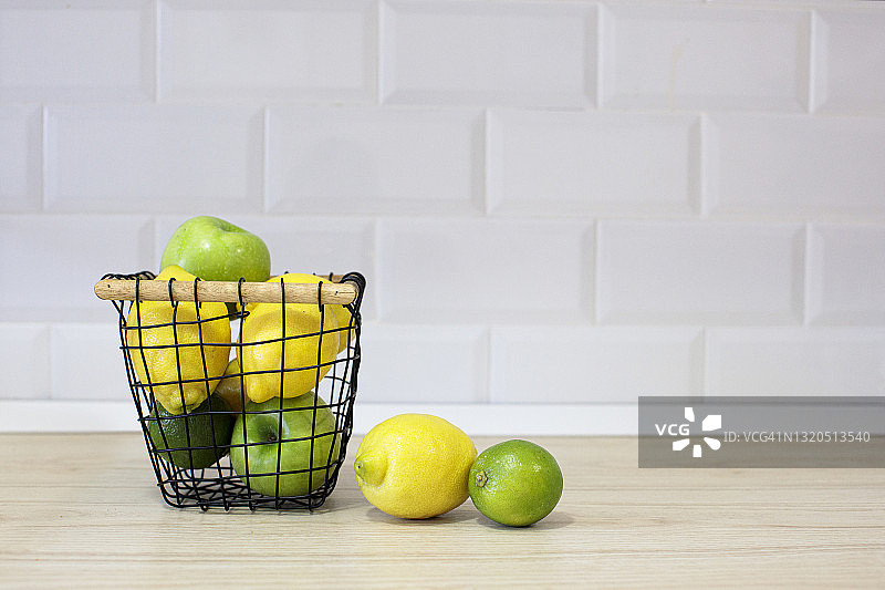 厨房台面上的新鲜柑橘图片素材