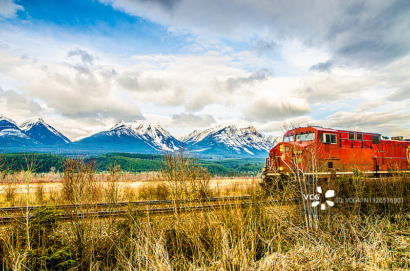 列车驶过库特尼公园的落基山脉图片素材