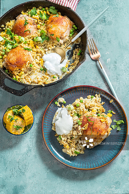 平底锅里的咖喱鸡肉饭图片素材