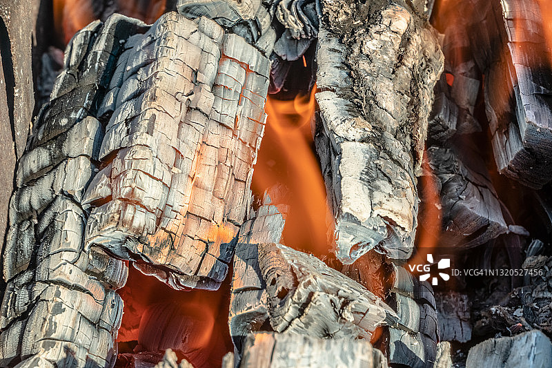 黑暗中燃烧的火焰，木柴点燃，明亮的火焰，火花和火焰，炽热的煤炭和火焰，篝火图片素材