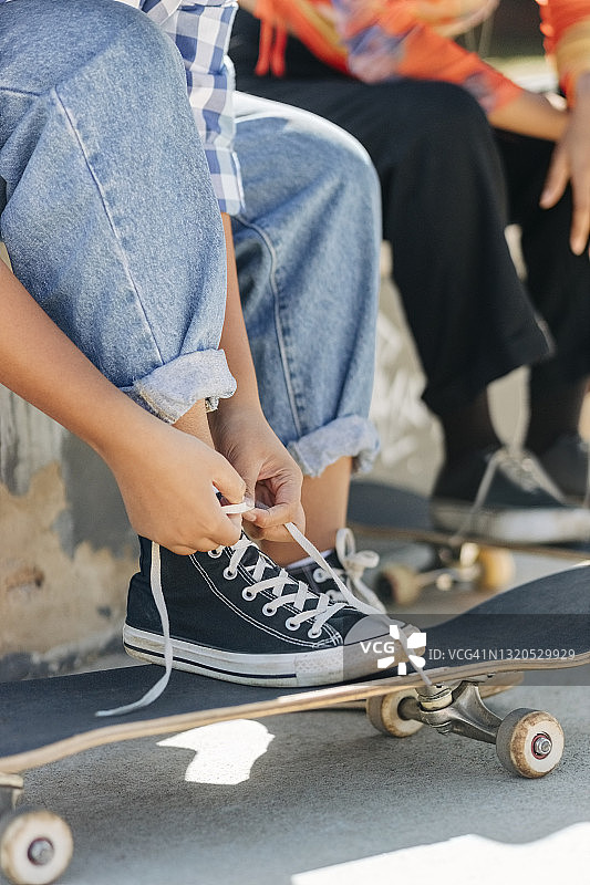 女孩准备在滑板公园玩滑板图片素材