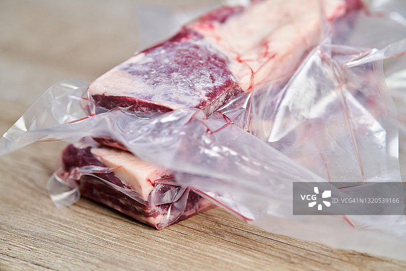 真空密封的牛肋骨图片素材