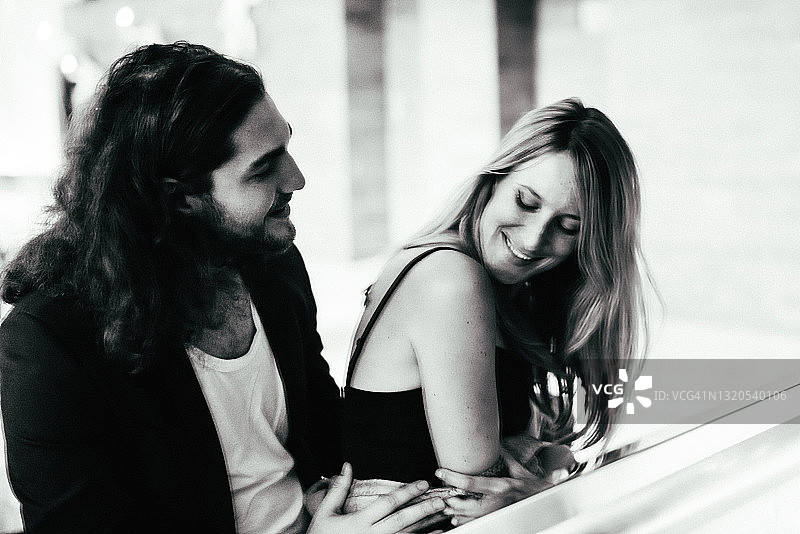 情侣在酒店大堂里浪漫相遇图片素材